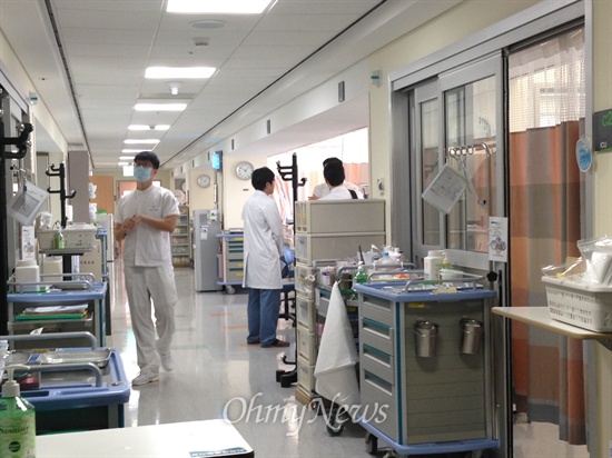 지난 3월 신촌세브란스 병원의 중환자실에서 간호사 및 의사들이 회진을 돌고 있다. 

