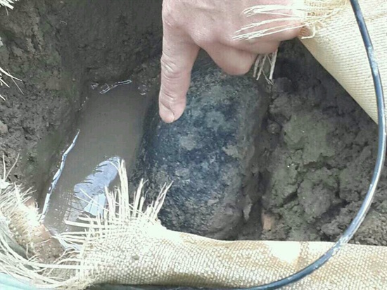 10일 오전 경남 진주 대곡면 단목리 소재 파프리카 재배 비닐하우스에서 운석으로 추정되는 암석이 발견되었다.