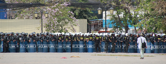 자유공원을 점거중인 현지 시위진압경찰들의 모습.