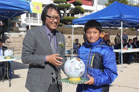 10일 남해 상주중학교 축구부 창단식에서 조광래 전 국가대표 감독이 사인축구공을 학생한테 전달하고 있다.