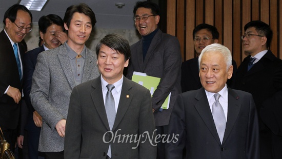 민주당과 새정치연합을 통합하기로 합의한 김한길·안철수 공동신당추진단장이 10일 오후 국회에서 열린 신당추진단 전체회의에 참석, 나란히 입장하고 있다. 