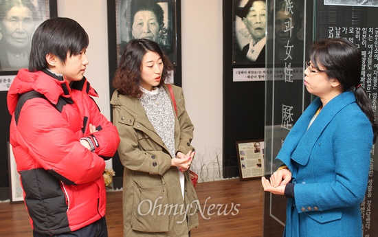 10일 오후 부산 수영구 민족과 여성 역사관을 찾은 방문객이 자원봉사자(오른쪽)의 안내를 받으며 역사관을 관람하고 있다. 