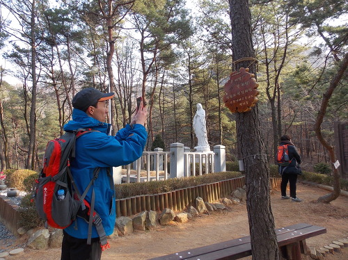 참가자 한 분이 삼성산 성지(천주교)에 있는 팻말을 촬영하고 있다.