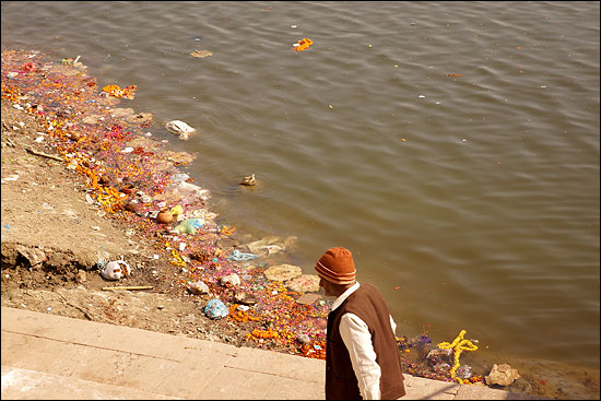 인도인들에게 강가(ganga 갠지스)는 오염을 씻고 죄를 용서 받고 영원히 해탈하는 성스러운 곳이다. (바라나시) 


