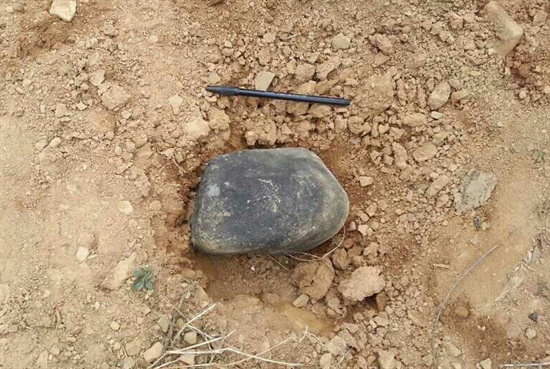 경남 진주시 미천면 오방리 중촌마을 박상덕 할아버지 밭에서 운석으로 추정되는 암석이 발견되었다.