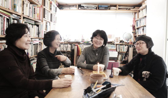 59살의 생일을 맞아 함께 모인 45년 전 중학교 입학동기들. 정옥헌, 김용자, 김순환, 이경표(좌로부터).