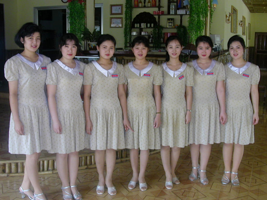 2003년 처음 캄보디아 씨엠립에 북한식당이 문을 열 당시 북한식당 여종업원들의 모습