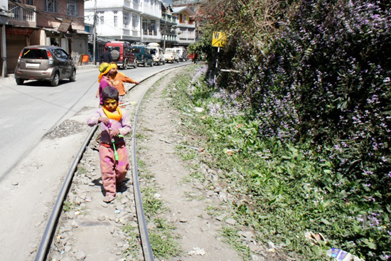 홀리 축제로 색가루를 뒤집어 쓰고 철도위를 걷는 아이들. 