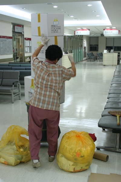 병원 청소노동자가 일하는 모습.
