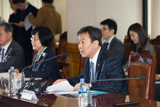  신제윤 금융위원장이 13일 오후 서울 중구 명동 은행연합회관에서 열린 경제혁신 3개년 계획 실천 및 금융권 신뢰회복을 위한 간담회에서 모두발언을 하고 있다.
