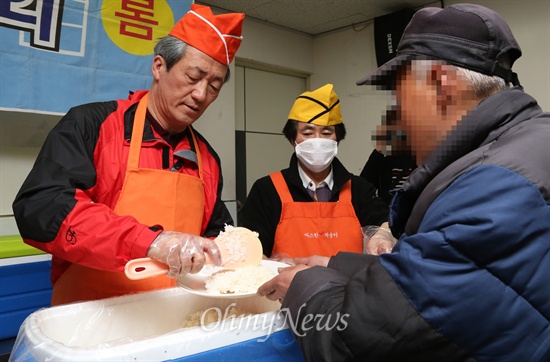 서울시장 출마를 선언한 정몽준 새누리당 의원이 13일 오후 서울 용산구 동자동의 한 무료급식소 '따스한 채움터'를 방문해 배식 봉사를 하고 있다.