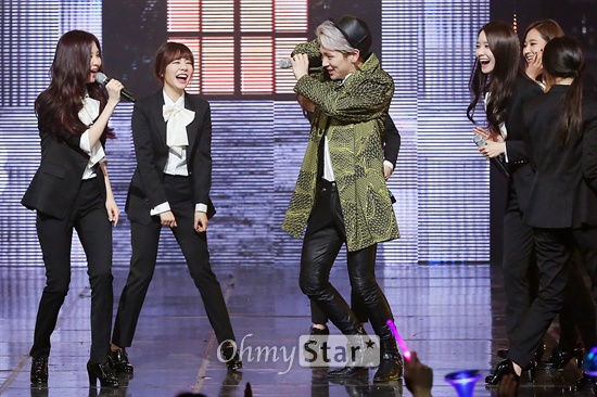 샤이니 키, '소녀시대 1위 축하 퍼포먼스' 샤이니의 키가 13일 오후 서울 상암동 CJ E&M센터에서 열린 Mnet <엠카운트다운>에서 '미스터미스터'로 1위를 차지한 소녀시대를 축하하는 카메라 퍼포먼스를 하고 있다. 