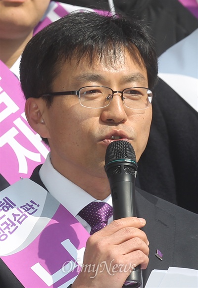 통합진보당 정태흥, 서울시장선거 출마 선언 정태흥 통합진보당 서울시당 위원장이 14일 오전 서울 중구 서울시의회 앞에서 기자회견을 열어 6.4 지방선거 서울시장 출마를 선언하고 있다.

이날 서울시장 출마를 선언한 정 위원장은 "박근혜 독재 정권을 심판할 범국민적인 민주대행진의 선봉이 되고 노동자, 서민이 행복한 서울을 만들겠다"고 포부를 밝혔다.
 