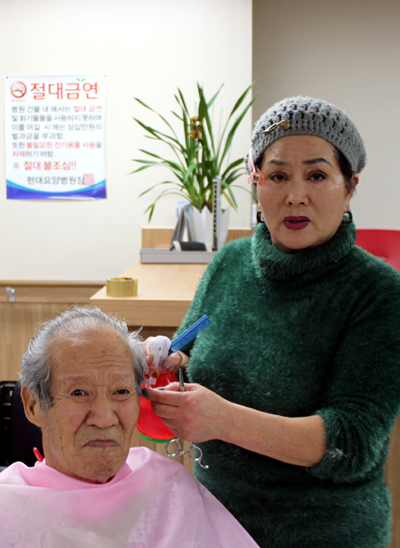  지난 7일 태안현대요양병원 5층에서 남성 어르신들의 머리카락을 손질하고 있는 이정주(66ㆍ태안읍 동문리)씨