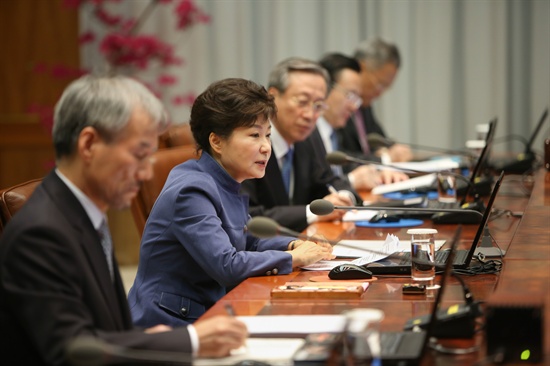박근혜 대통령이 10일 오전 청와대에서 열린 수석비서관회의에서 발언하고 있다.