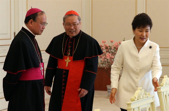 박근혜 대통령이 14일 청와대를 방문한 염수정 추기경과 인사한 뒤 자리로 향하고 있다. 왼쪽은 오스발도 파딜랴 주한 교황청 대사. 
