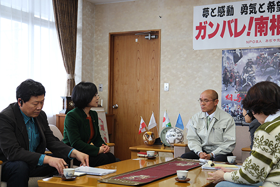 사쿠라이 가쓰노부 미나미소마 시장과 대담 중인 김제남 의원