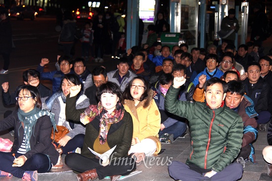  민주노총 경남본부와 민주노총(경남)일반노동조합은 14일 오후 창원 정우상가 앞에서 “자치단체 기간제?민간위탁 노동자 공무직 전환을 위한 비정규직 노동자 결의대회”를 열었다.