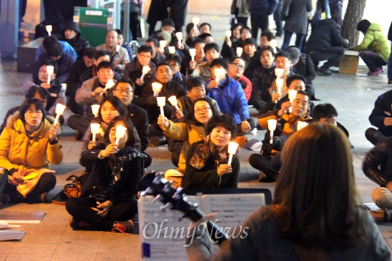  민주노총 경남본부와 민주노총(경남)일반노동조합은 14일 오후 창원 정우상가 앞에서 “자치단체 기간제?민간위탁 노동자 공무직 전환을 위한 비정규직 노동자 결의대회”를 열었다.