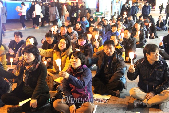  민주노총 경남본부와 민주노총(경남)일반노동조합은 14일 오후 창원 정우상가 앞에서 “자치단체 기간제?민간위탁 노동자 공무직 전환을 위한 비정규직 노동자 결의대회”를 열었다.