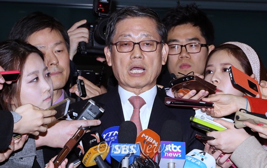 14일 오후 인천국제공항을 통해 귀국한 김황식 전 총리는 기자들과 만나 "(서울시장) 출마는 늦었지만 역전 굿바이히트를 치겠다"며 여당내 경선승리에 대해 강한 자신감을 내보였다. 