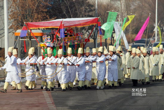 살처분된 축생의 넋을 위로하는 축혼제의 상여행렬