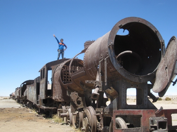 우유니 소금사막의 시작을 알리는 기차의 무덤.