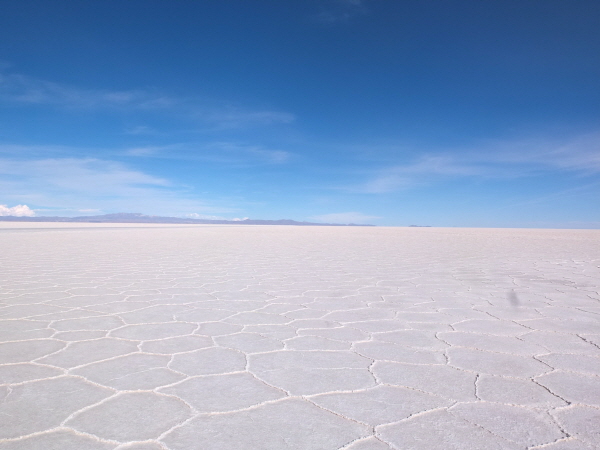 끝이 없는 육각형의 연속으로 이루어진 우유니 소금 사막의 지표면