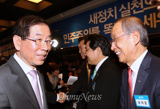 [오마이포토] '새정치민주연합' 지붕 아래 모인 박원순-윤여준 