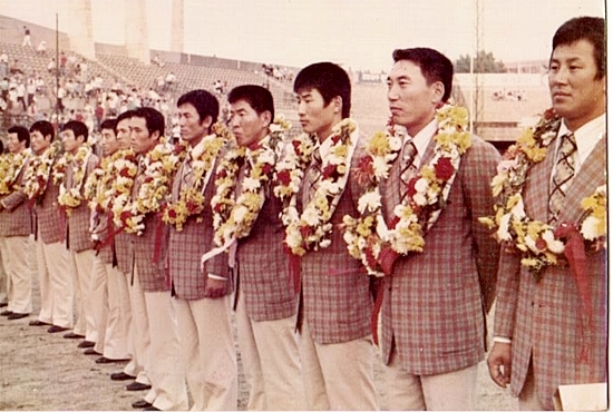  1970년대 중반 국가대표 환영식 모습(오른쪽에서 두 번째 김봉연)
