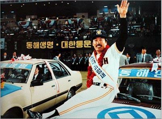  1983년 한국시리즈 MVP로 선정된 김봉연이 팬들에게 답례하고 있다. 

