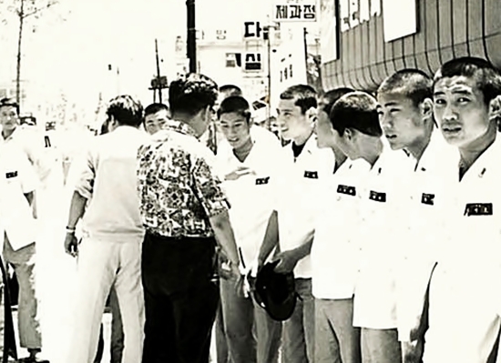  1972년 황금사자기 우승 환영식에서 시민과 인사하는 김봉연 선수
