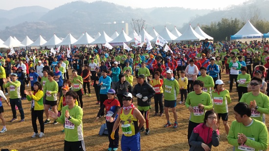  <여수MBC>와 <MBC경남>이 주최한 섬진강 꽃길 마라톤대회는 전국에서 4000여 명의 마라톤 동호인이 참가한 가운데 몸풀기를 하고 있다.