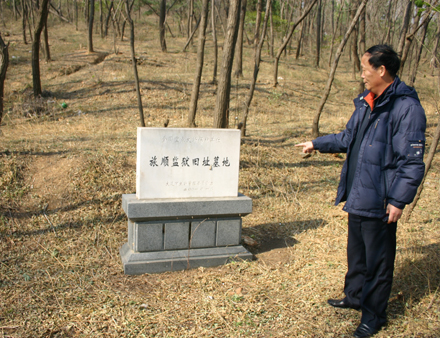 안 의사가 순국 후 묻혔을 것으로 보이는 옛 뤼순감옥 묘지, 대련 안중근연구회 박용근 회장이 그 당시 뤼순감옥 측의 사형수 시신 처리에 관하여 설명하고 있다. 일본이 안 의사 유해를 특별히 관리해 오지 않은 한, 그것을 찾는 일은 현실적으로 거의 불가능하다고 말했다. 