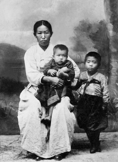 안중근 의사의 가족, 부인 김아려(마리아) 여사와 큰 아들 분도(오른쪽), 그리고 둘째 준생(안 의사 의거 직후 하얼빈에서).