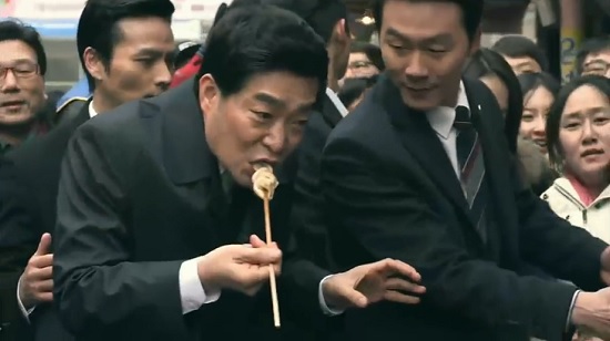  SBS 수목드라마 <쓰리데이즈> 1화에서 이동휘 대통령(손현주 분)이 재래시장에서 상인이 건넨 어묵을 먹고 있다.