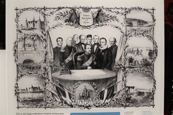피 없는 권력이동.1849년 덴마크 국왕 프레드릭 7세와 제헌의회 대표들이 절대왕정을 폐지하고 입헌군주제로의 전환에 합의하고 있다.