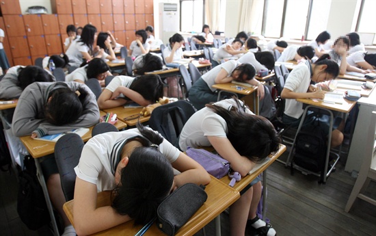 서울의 한 고등학교의 모습. 학생들이 보충수업을 받던 중 쉬는 시간에 책상에 엎드려 쉬고 있다. (자료사진)