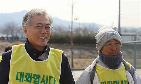  화쟁코리아 100일 순례단은 부산에 이어 17일부터 경남 순례에 들어갔다. 사진은 지난 11일 도법 스님이 문재인 의원과 함께 부산 보도순례를 했을 때 모습. 