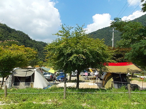 지리산 국립공원에 있는 오토캠핑장. 여름에는 예약 경쟁이 치열하다. 2012년 여름에 촬영한 사진이다. 