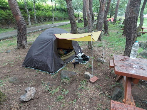  필자는 소형텐트로 캠핑을 한다. 2012년 여름에 촬영한 사진이다.