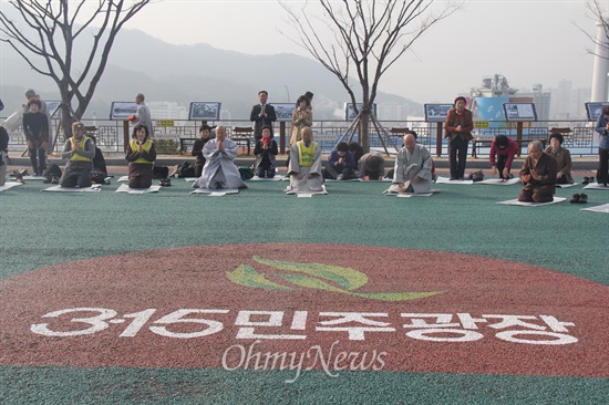  화쟁코리아 100일 순례단은 16일째인 18일 오전 창원 국립3.15묘지를 참배한 뒤 '순례 창원지역 입재식'을 가졌다.