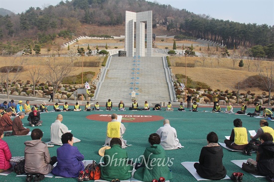  화쟁코리아 100일 순례단은 18일 오전 창원 국립3.15묘지 참배를 마친 뒤 광장에서 '순례 창원지역 입재식'을 열었다.