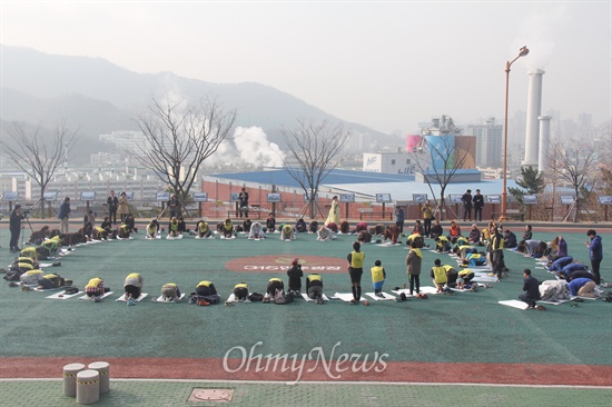  화쟁코리아 100일 순례단은 18일 오전 창원 국립3.15묘지 참배를 마친 뒤 광장에서 '순례 창원지역 입재식'을 열었다.