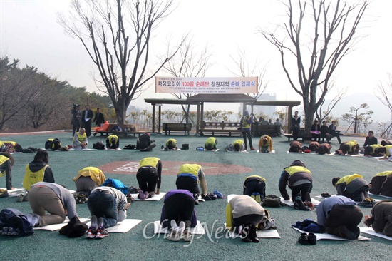  화쟁코리아 100일 순례단은 18일 오전 창원 국립3.15묘지 참배를 마친 뒤 광장에서 '순례 창원지역 입재식'을 열었다.