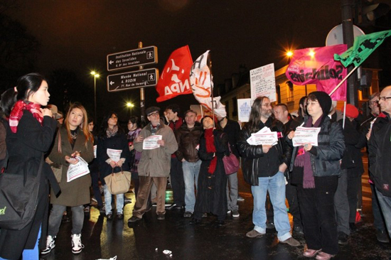 2013년 12월 27일, 재불 한국대사관 앞에서 프랑스 철도노조가 한국 철도노조의 파업을 지지하는 집회를 열었다. 함께 나부끼는 NPA의 붉은 깃발. 