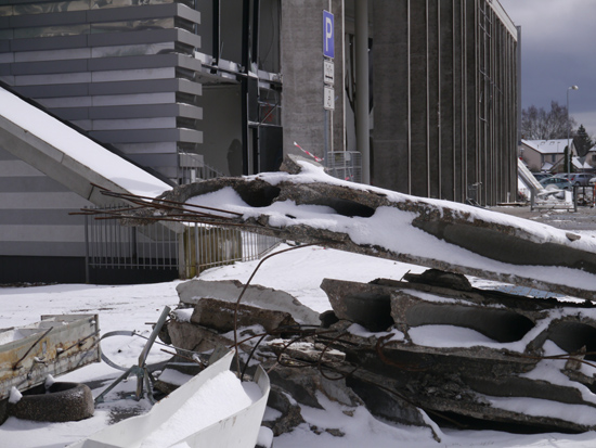 지난해 11월 21일 붕괴사고가 발생한 막시마 매장의 모습. 매장 뒤 신축 아파트는 사고 뒤 공사를 중지했다. 
