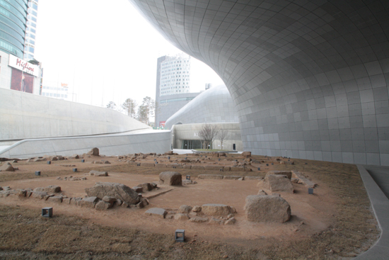 DDP가 건설된 동대문운동장 터에서는 성곽 123m와 이간수문, 조선시대 군사시설인 하도감돠 염초청의 유구 3000여점이 발굴됐다. 이곳에서 발굴된 유구들은 본래 위치에서 보존되지 못하고 성곽 밖으로 옮겨졌다.