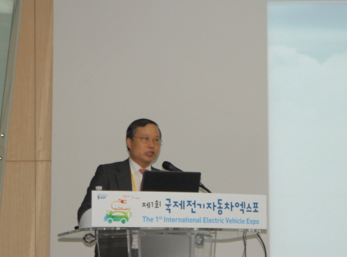 윤의준 산업통상자원부 R&D 전략기획단 주력산업 투자관리자가 기조연설을 하고 있다.