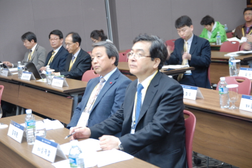 김대환 조직위원장과 심재철 국회의원이 나란히 앉아 있다.